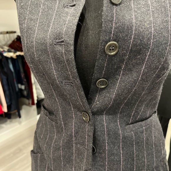 THEORY Grey Wide Pink Pinstripe suit. Size 0 - Picture 2 of 11